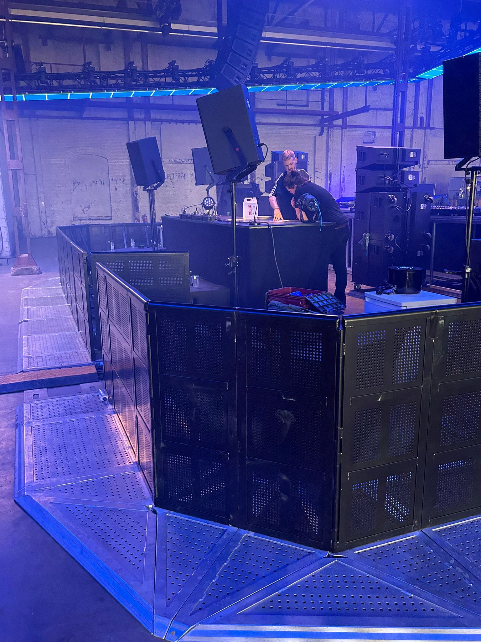 stage barrier met geluidsman